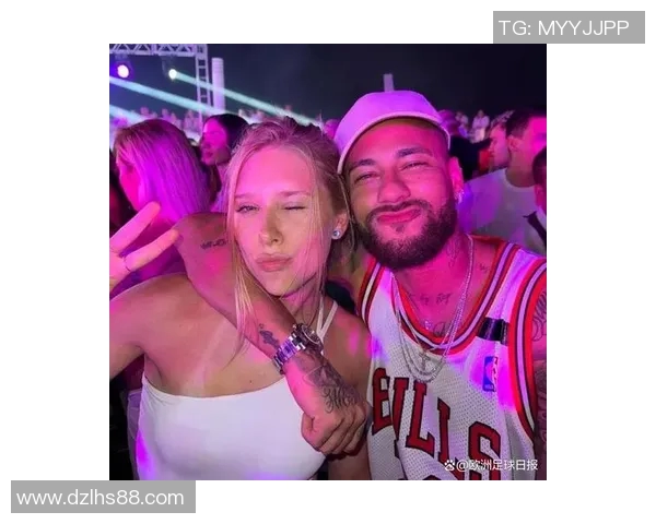 与足球传奇共度时光亲密合影瞬间展现球星风采和独特魅力