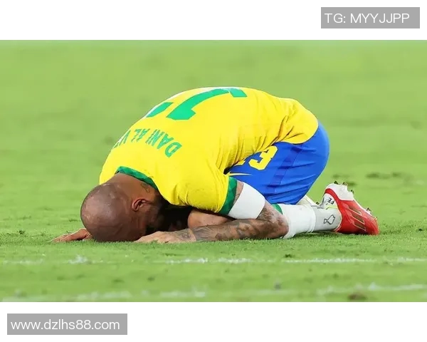 踢足球砸玻璃的球星引发争议 赛场意外背后的故事揭秘 踢足球砸玻璃的球星引发争议 赛场意外背后的故事揭秘